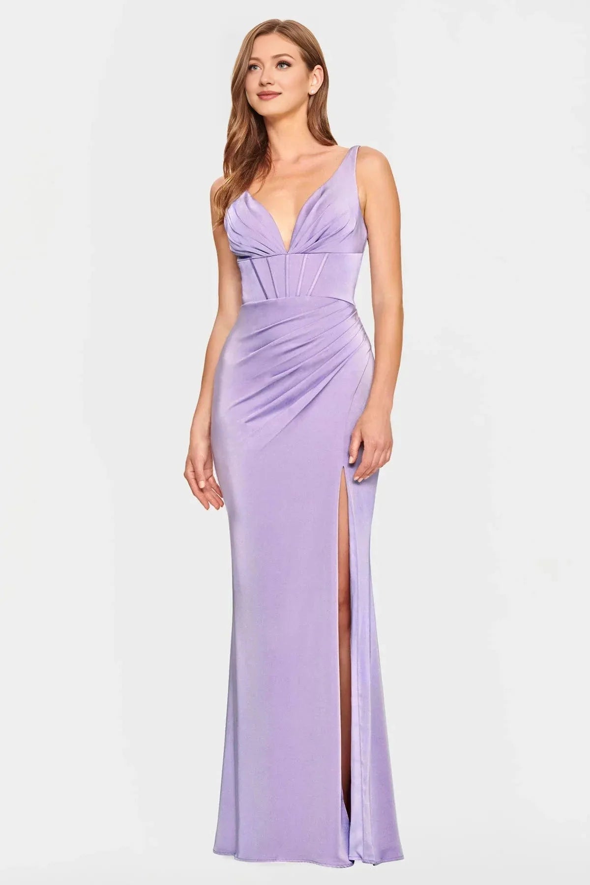 Robe Weitese élégante en satin lilas à décolleté plongeant en V, corsage froncé et fente haute, mettant en valeur une robe de bal chic et élégante